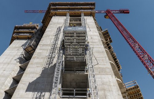 Aufzüge helfen bei Hightech-Bau