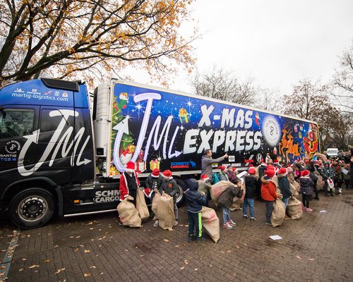 Michelin stiftet Reifen und Geschenke für Christmas Truck