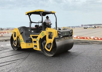 Sanierungsarbeiten am New Yorker Flughafen JFK mit fünf Walzen unterstützt