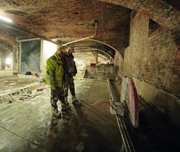 Schwerarbeit im historischen Industriegewölbe