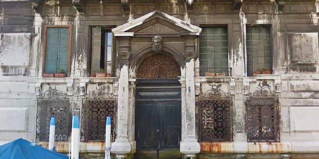 Fassade des Palazzo Beloni Battagia wird saniert