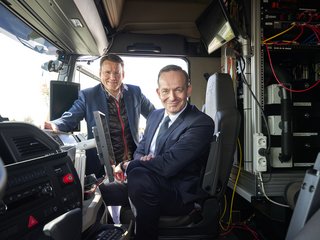 Bundesverkehrsminister bei Premiere dabei: Erster autonomer Lkw fährt auf Autobahn 9 in Bayern