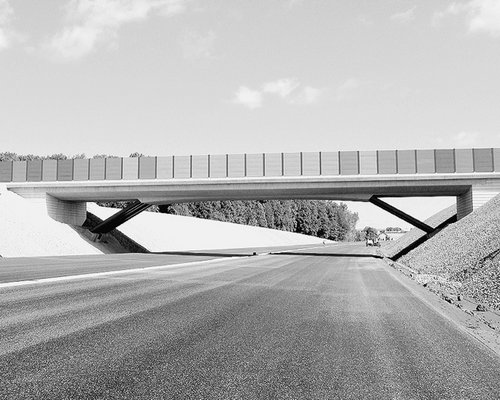 Zwei Autobahnbrücken aus Weißbeton erstellt