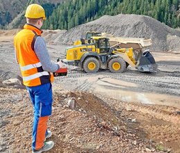 Dienstantritt für ersten Radlader mit Funkfernsteuerung