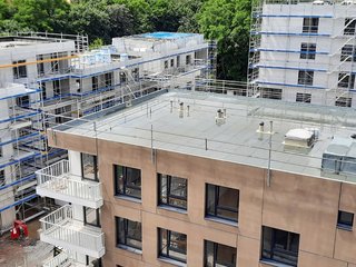 Rundumschutz im Quartier: Absturzsicherung für Dacharbeiten bei Wohnbauprojekt genutzt