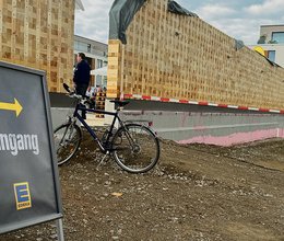 Baustart des Supermarkts aus Holzbausteinen ist erfolgt