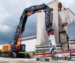 Abbruchbagger steht für grenzüberschreitendes Projekt