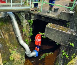 Oberirdische Rohrleitung führt Brauchwasser zur Entnahmestelle zurück