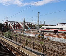 Sturmflut und Bagger-Unfall verzögern Brückenerneuerung