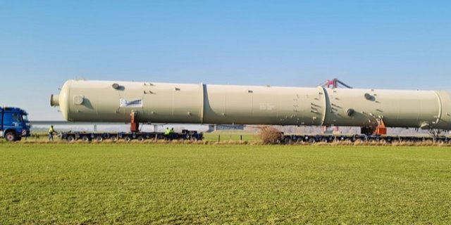 80 Meter lange Stahlkolosse transportiert