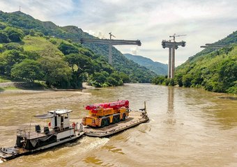 Fünf-Achser schwimmt per Lastkahn zum Einsatzort in Kolumbien
