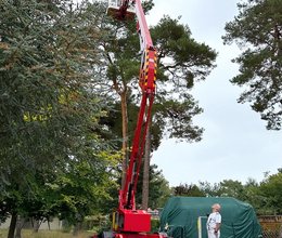 Gelenk-Teleskop bietet 18 Meter Arbeitshöhe