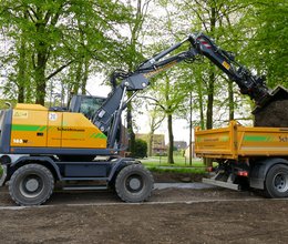 Bagger schafft Basis für neue Wege