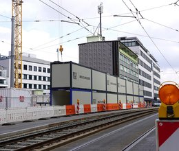 Containeranlage mit Löwengang auf der Baustelle