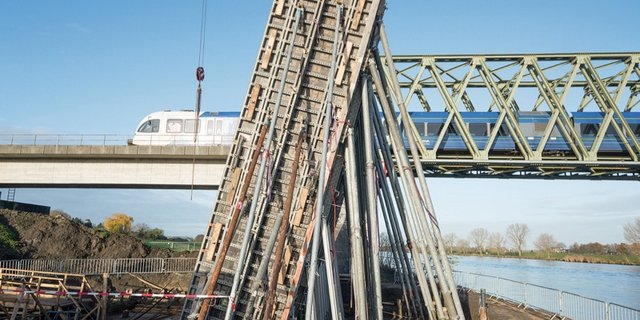 Brückenpfeiler einer Fußgänger- und Radbrücke betoniert