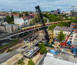 Eisenbahnbrücken in Berlin montiert