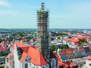 Sanierung der Basilika St. Ulrich und Afra in Augsburg: Kompletteinrüstung bis zur Turmspitze