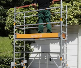 Praktische kompakte Leitern und Fahrgerüste