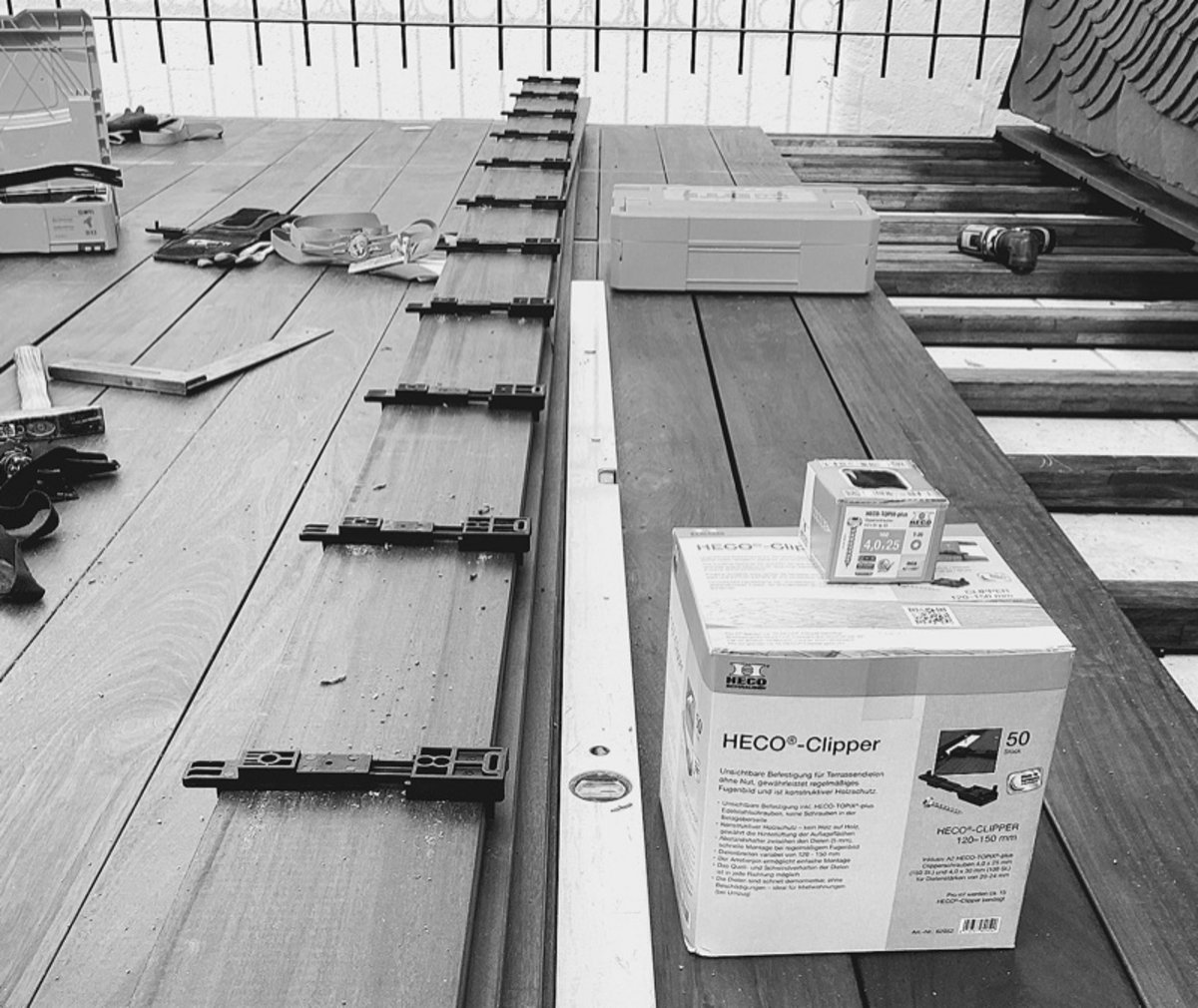 Holzterrasse ohne sichtbare Schrauben montiert - dach+holzbau