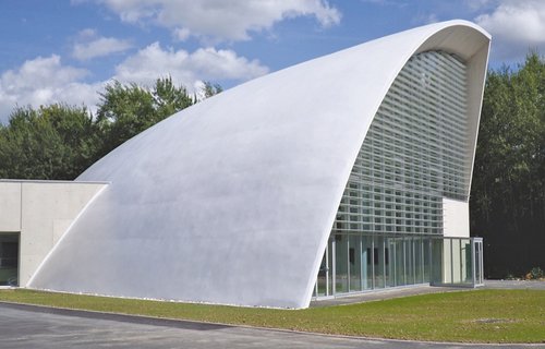 Weiße Kuppel-Architektur prägt Schule