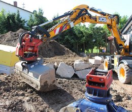 Cleveres Anbaugeräte-Duo im Einsatz