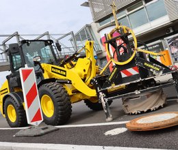 Schachtabdeckungen mit Radlader erneuert